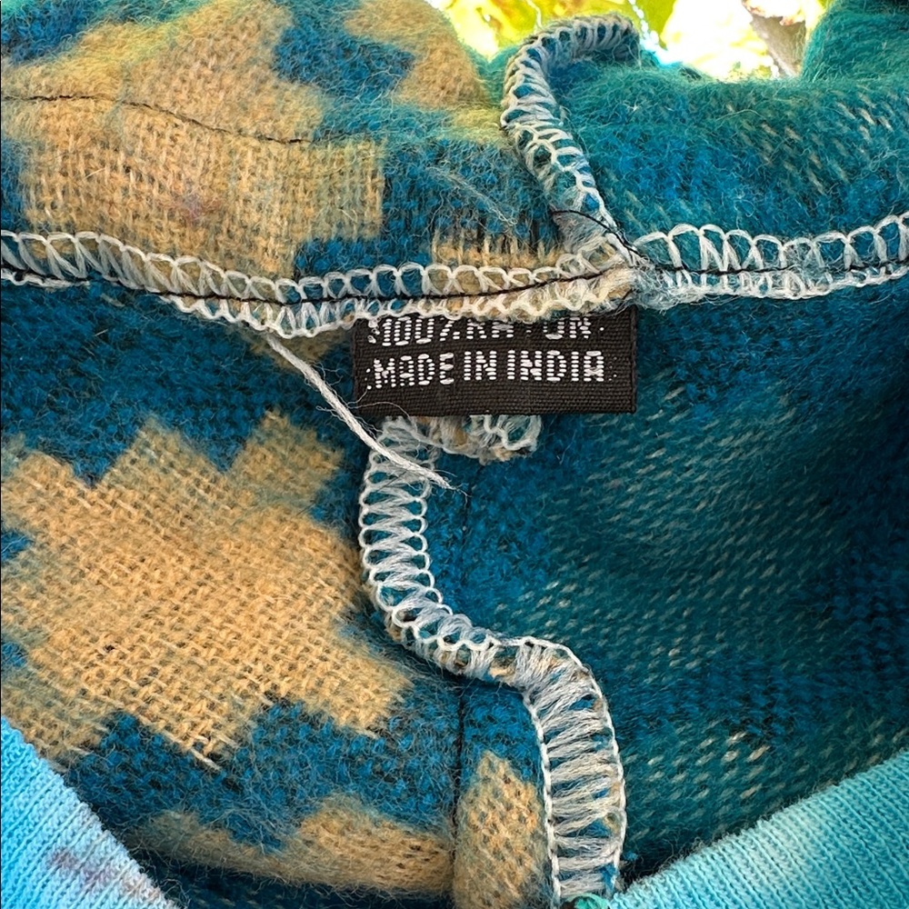 Poncho with Aztec pattern - Picture 3 of 7